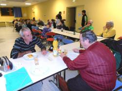 L'assistance à tables avec les friandises & la boisson